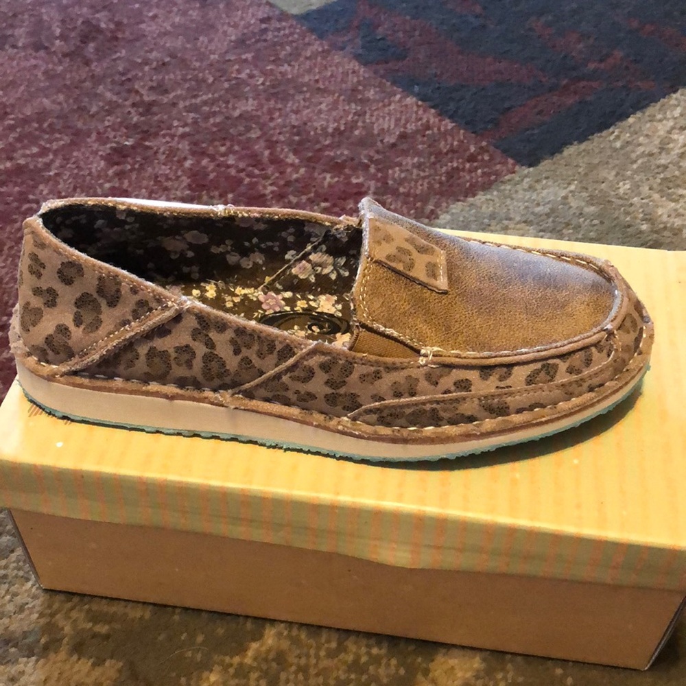 Very G Millie Taupe shoes- size 9